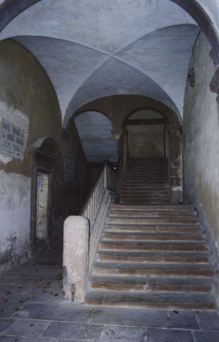 Grand escalier entre les deux ailes du cloître, vue générale