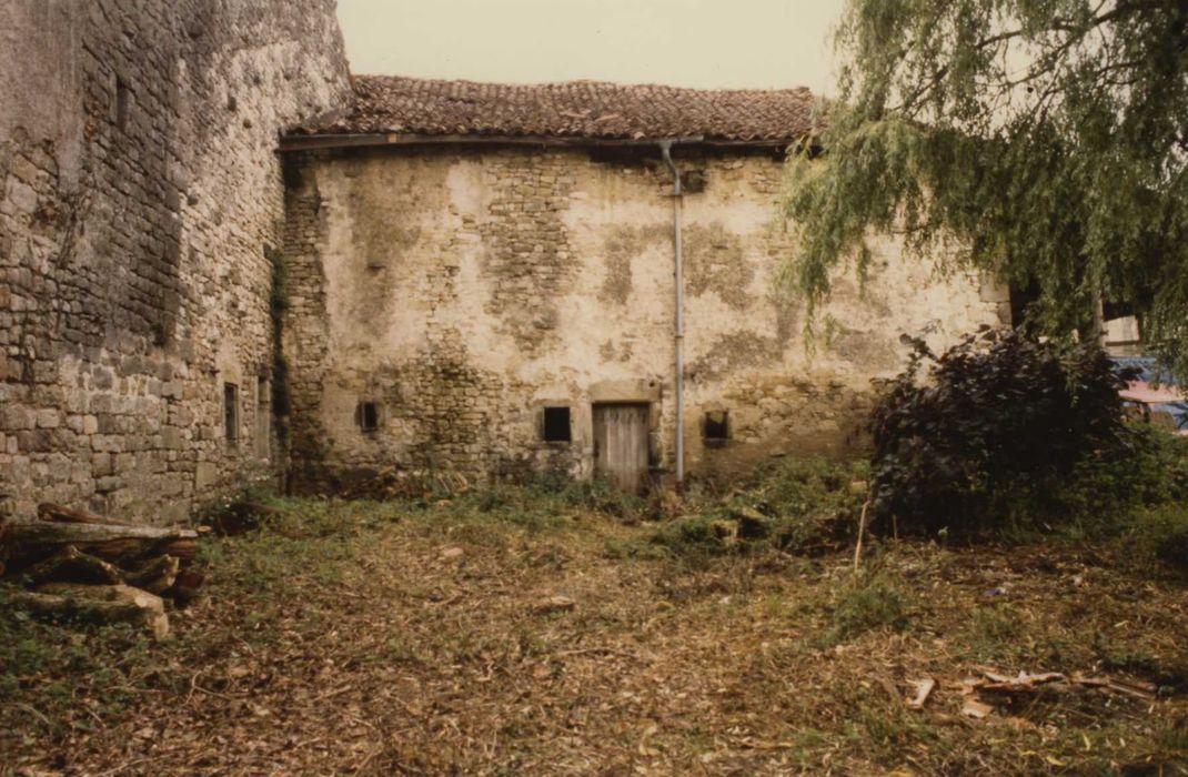 ferme, façade nord de l’écurie-grange, vue générale