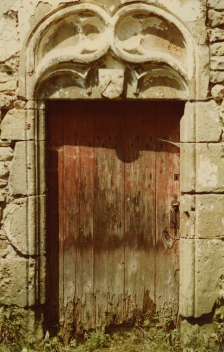 cloître, détail de la porte d’accès nord à l’église