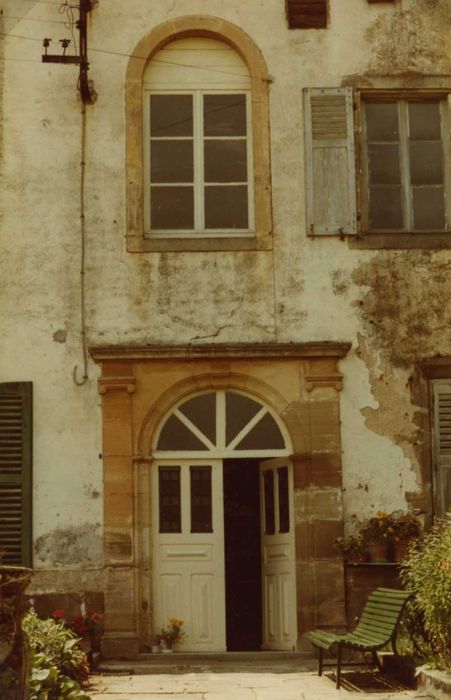 bâtiment conventuel, aile est, façade est, détail de la porte d’accès