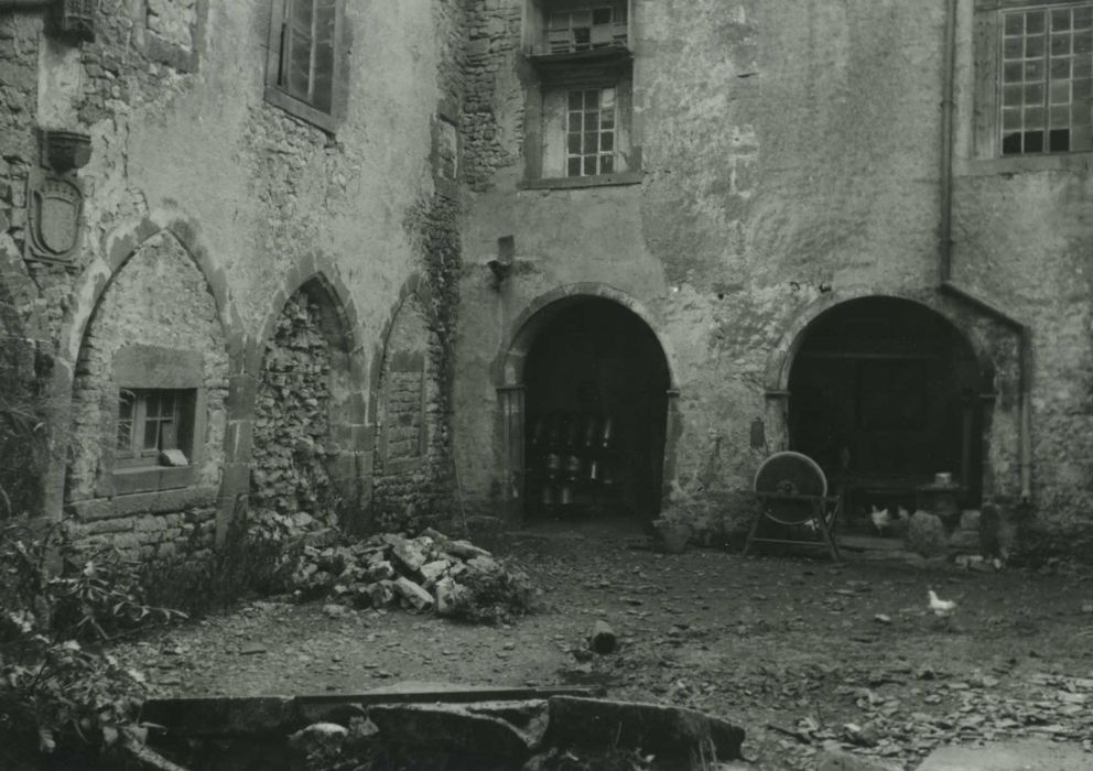 cloître, ailes est et sud, façades ouest et nord, vue partielle