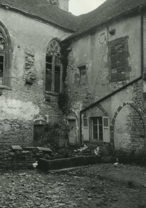 cloître, aile est et façade latérale de l’église sud, vue partielle