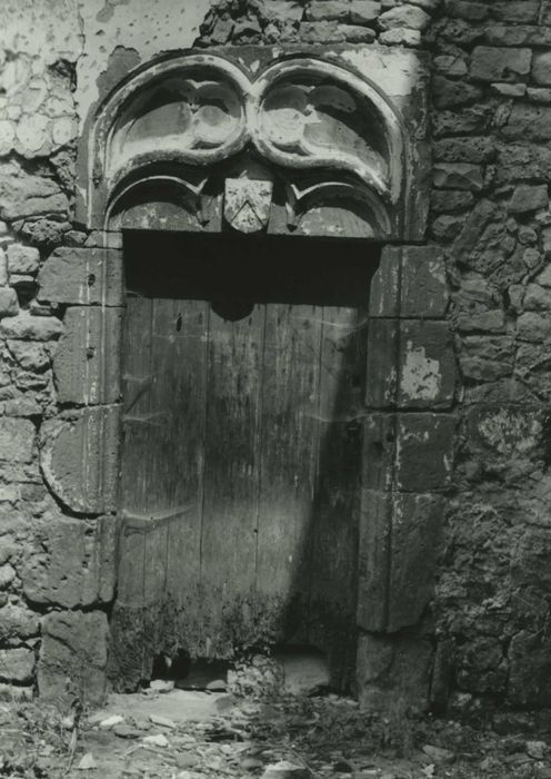 cloître, détail de la porte d’accès nord à l’église