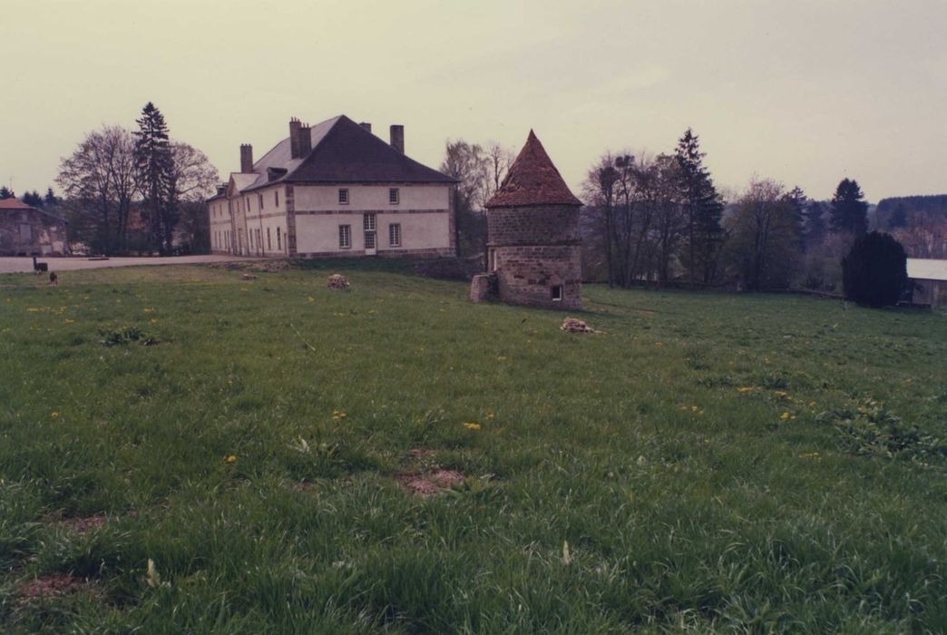 vue générale du château et de son pigeonnier depuis le Nord-Ouest