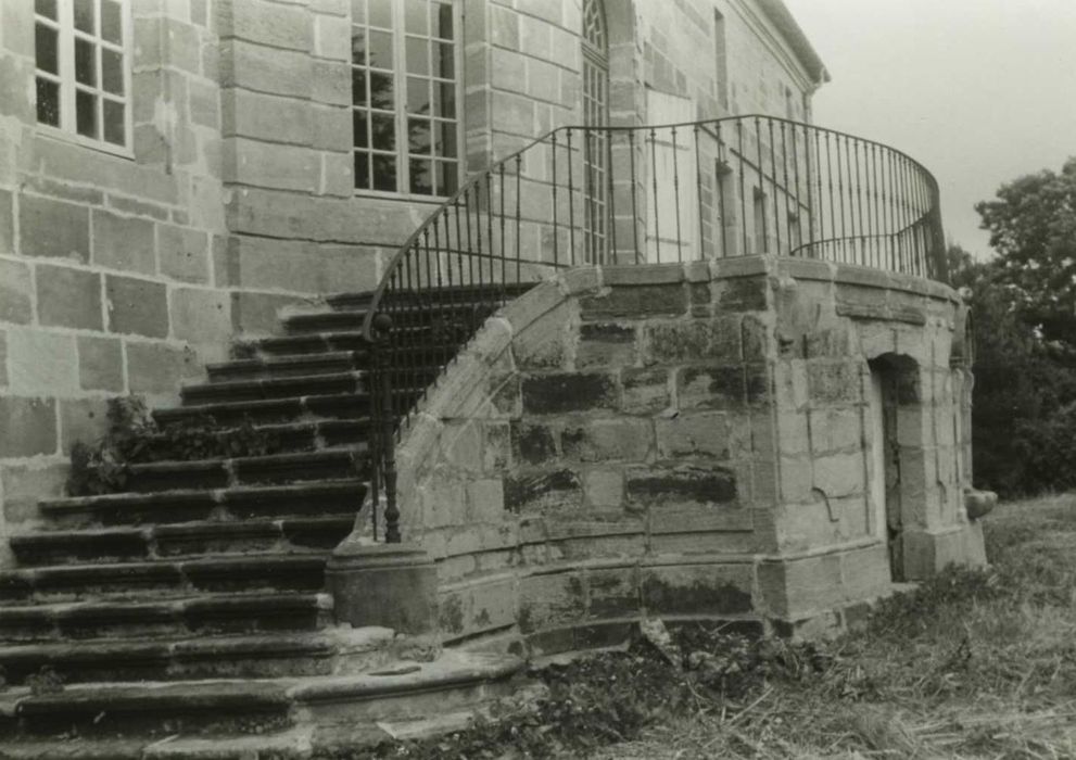 façade sud-est, vue générale du perron