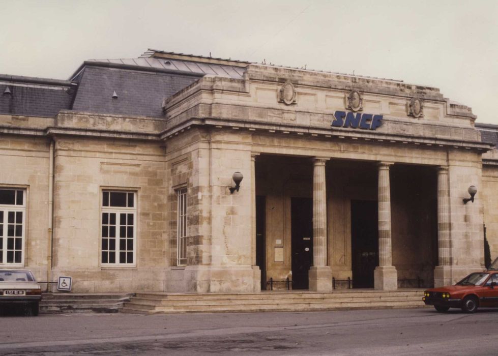 façade sud, porche d’accès des voyageurs, vue générale