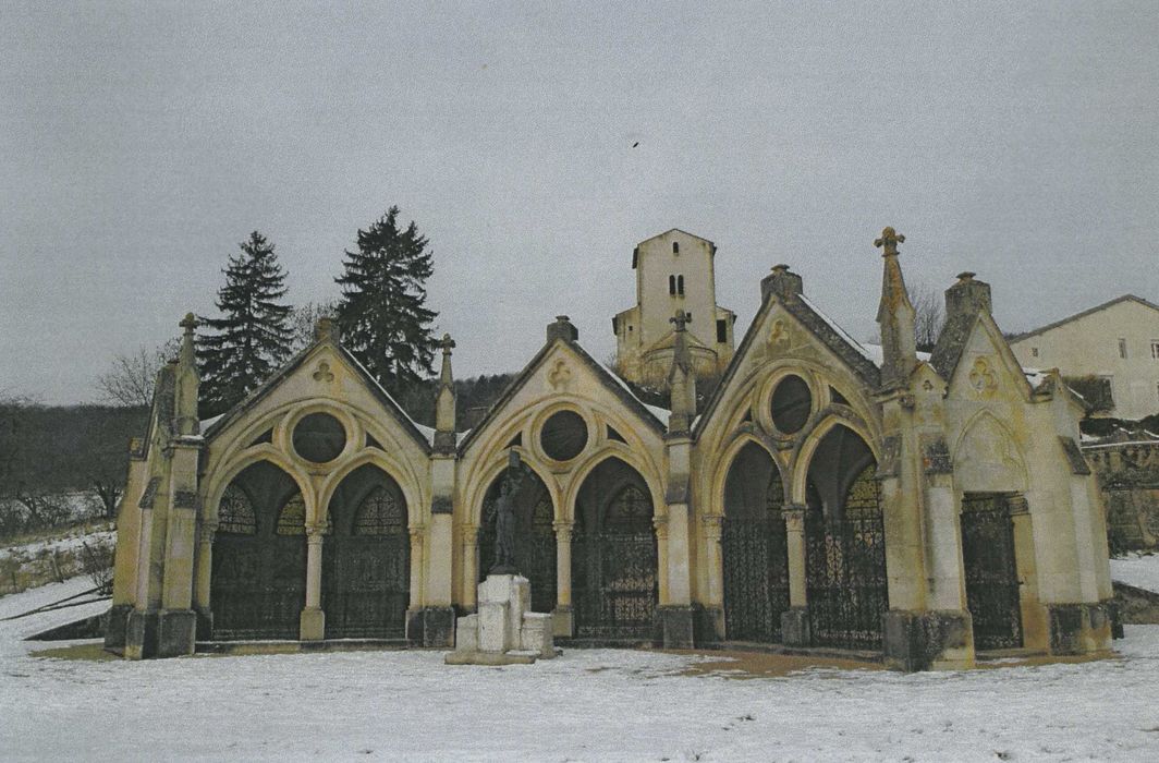 vue générale de la chapelle surplombée par le chevet de l’ancienne église (photocopie numérisée)