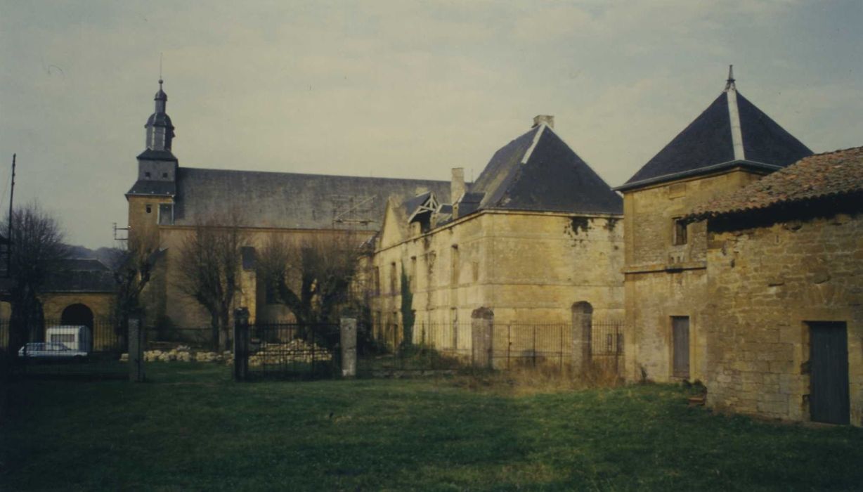 vue générale de l’église (façade latérale sud) et du prieuré depuis le Sud