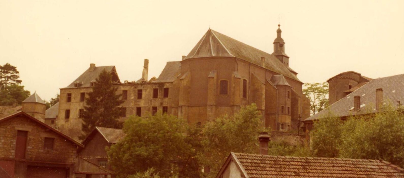 ensemble est (avec le chevet de l’église Saint-Hubert), vue générale