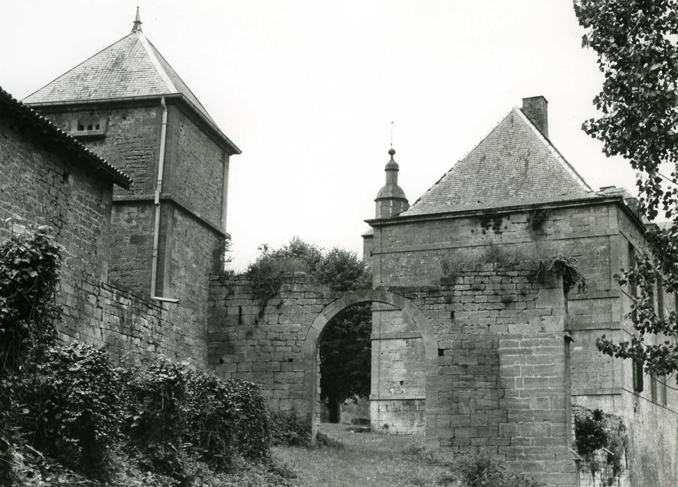 accès sud à la cour, vue générale