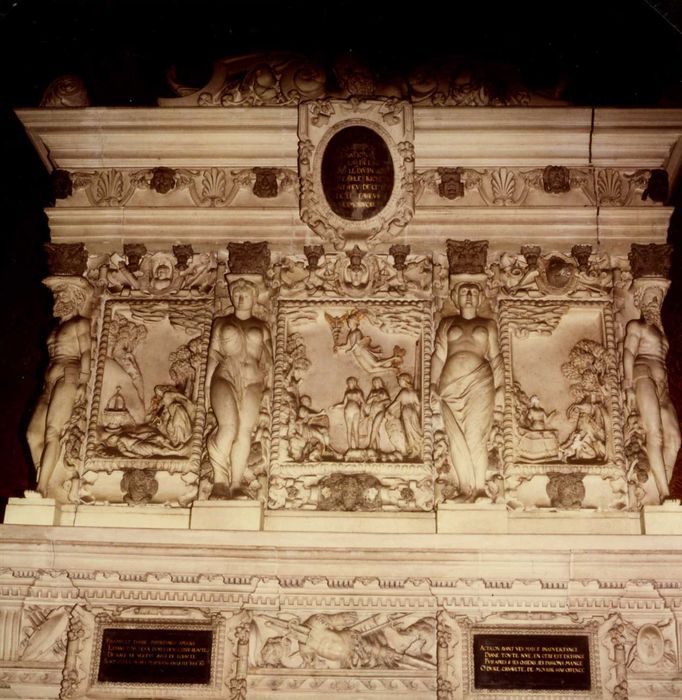 cheminée monumentale de la salle d’honneur, vue partielle