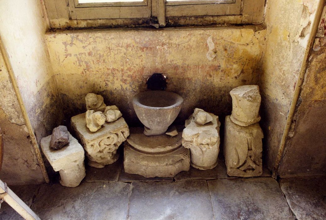 éléments lapidaires (chapiteaux, base de colonne) - © Ministère de la Culture (France), Médiathèque du patrimoine et de la photographie, tous droits réservés