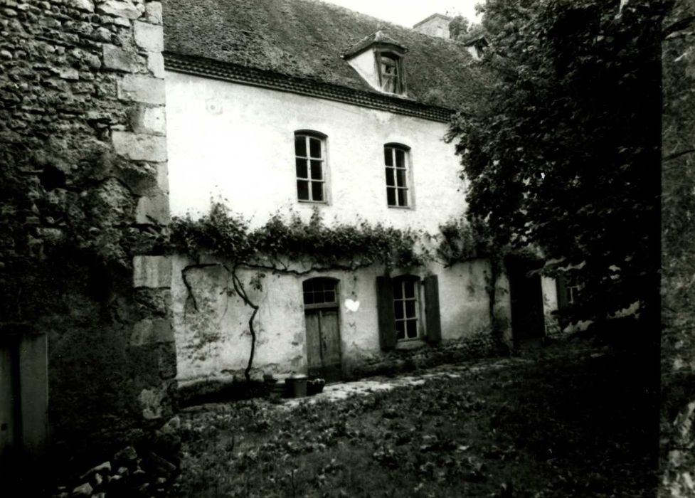 Bâtiment conventuel, angle ouest, façade est sur cour, vue partielle