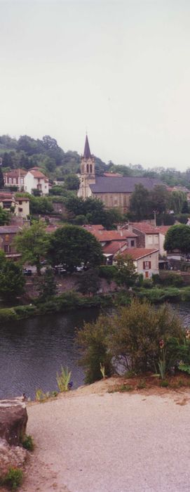 vue partielle de l’église dans son environnement depuis le Sud-Ouest