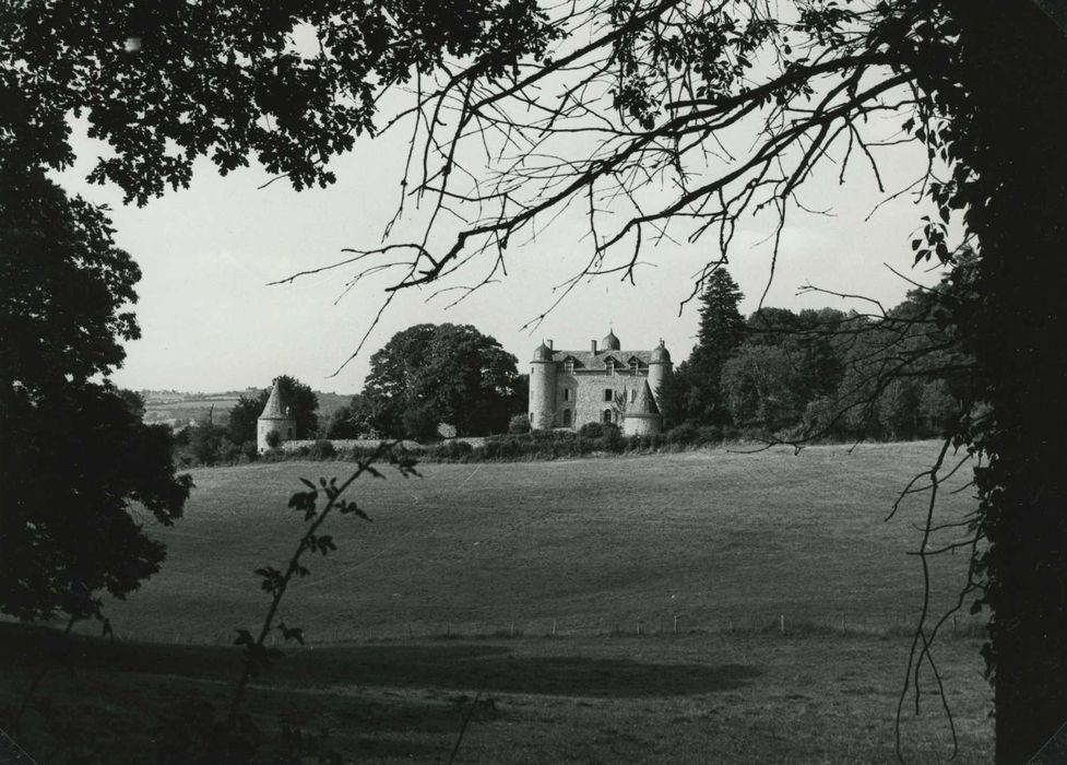 vue générale du château dans son environnement depuis le Sud-Est