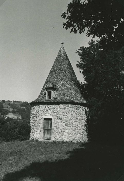 tour située à l’angle sud-ouest de la terrasse, vue générale