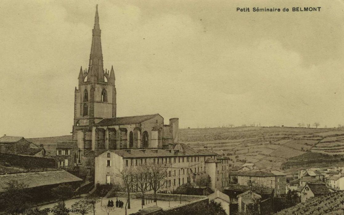 vue générale de l’église dans son environnement depuis le Sud-Est