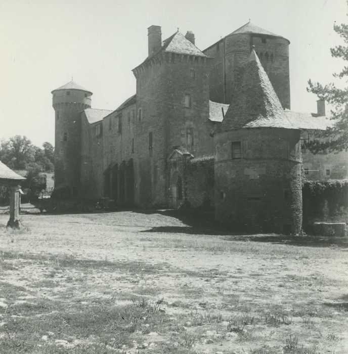 vue partielle du château depuis l’Ouest 