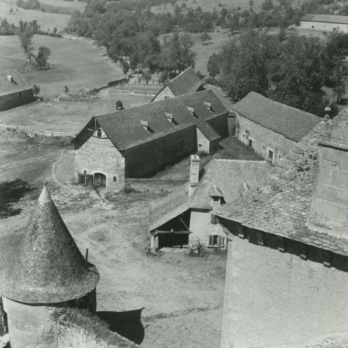 vue partielle des dépendances depuis le donjon du château