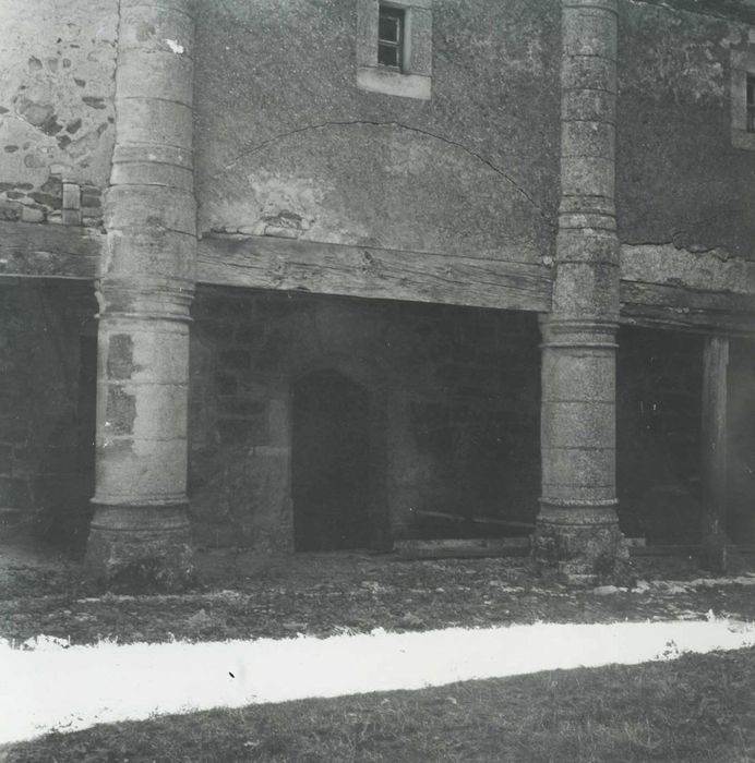 cour intérieure du château, galerie est, vue partielle