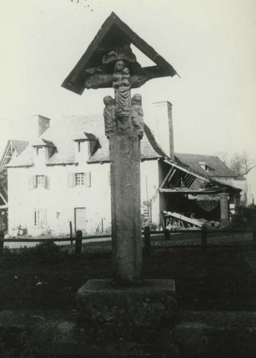 détail de la croix placée au nord du château