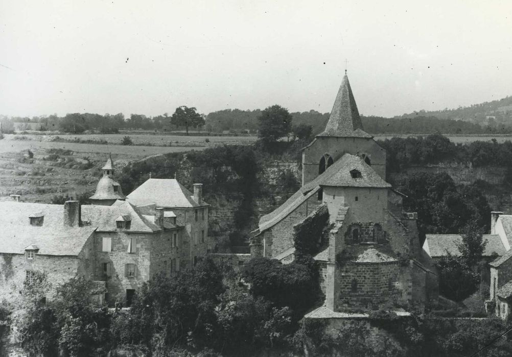 vue générale de l'église dans son environnement depuis l'Est