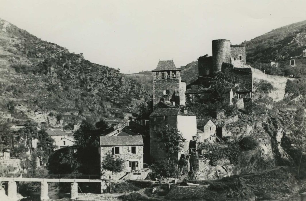 vue générale du château et de l’église paroissiale dans leur environnement depuis l’Ouest