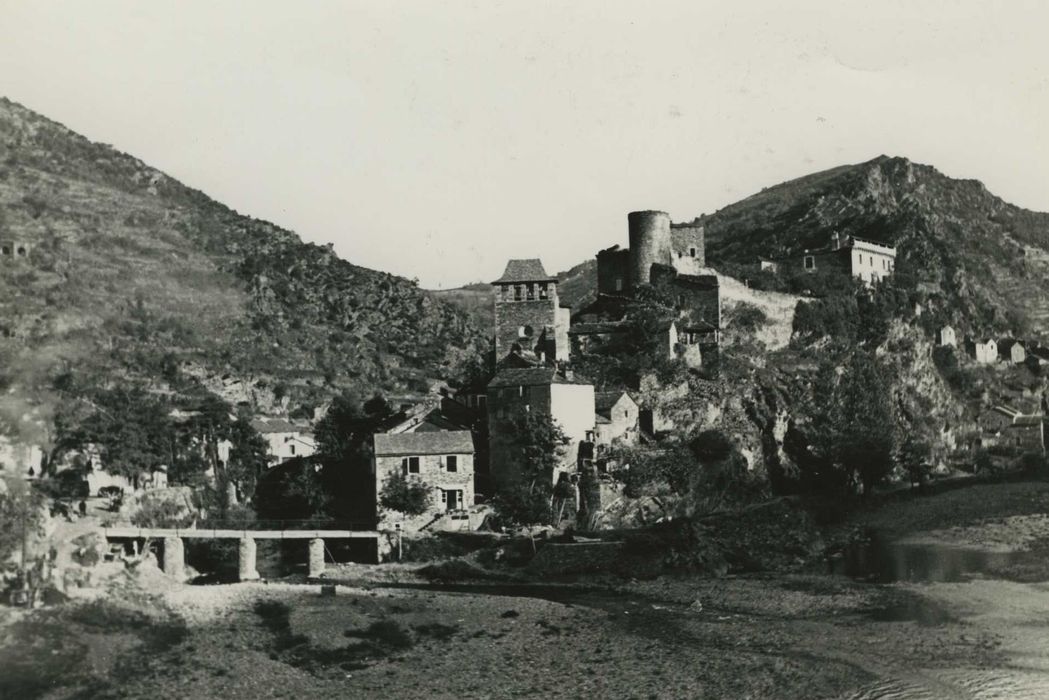 vue générale du château et de l’église paroissiale dans leur environnement depuis l’Ouest