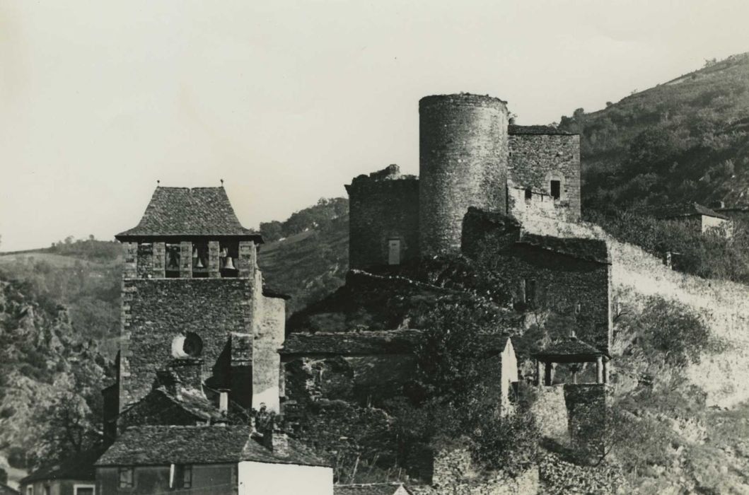 vue partielle du château et de l’église paroissiale depuis l’Ouest