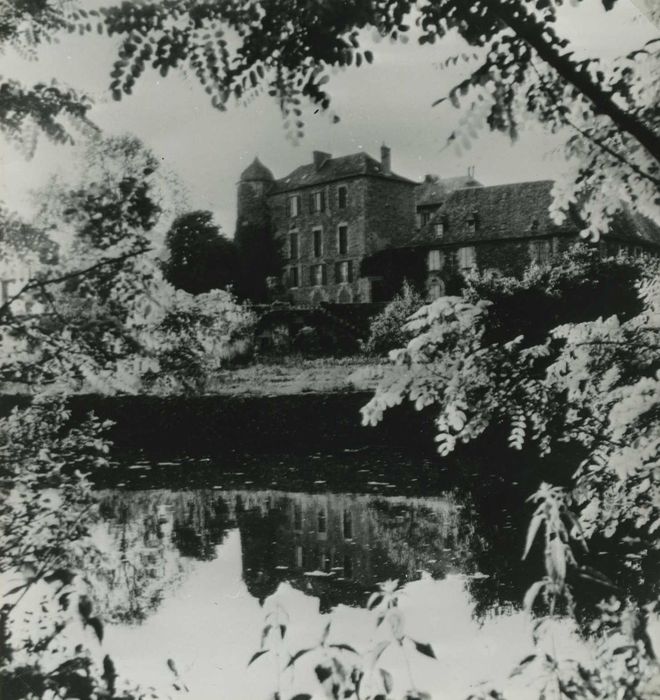 vue générale du château dans son environnement depuis le Sud