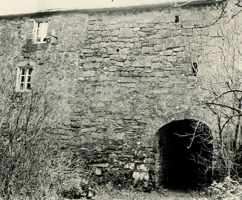 détail du passage voûté donnant accès au jardin intérieur