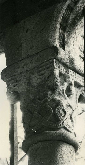 aile nord, façade sud, détail du chapiteau sculpté de la baie romaine