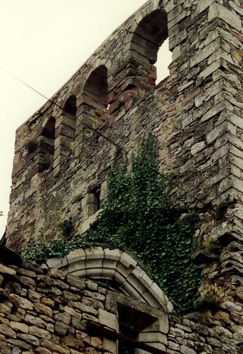 vue partielle des ruines de l’église