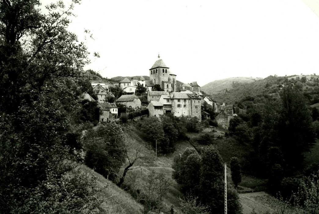 vue générale de l’église dans son environnement depuis le Sud-Ouest