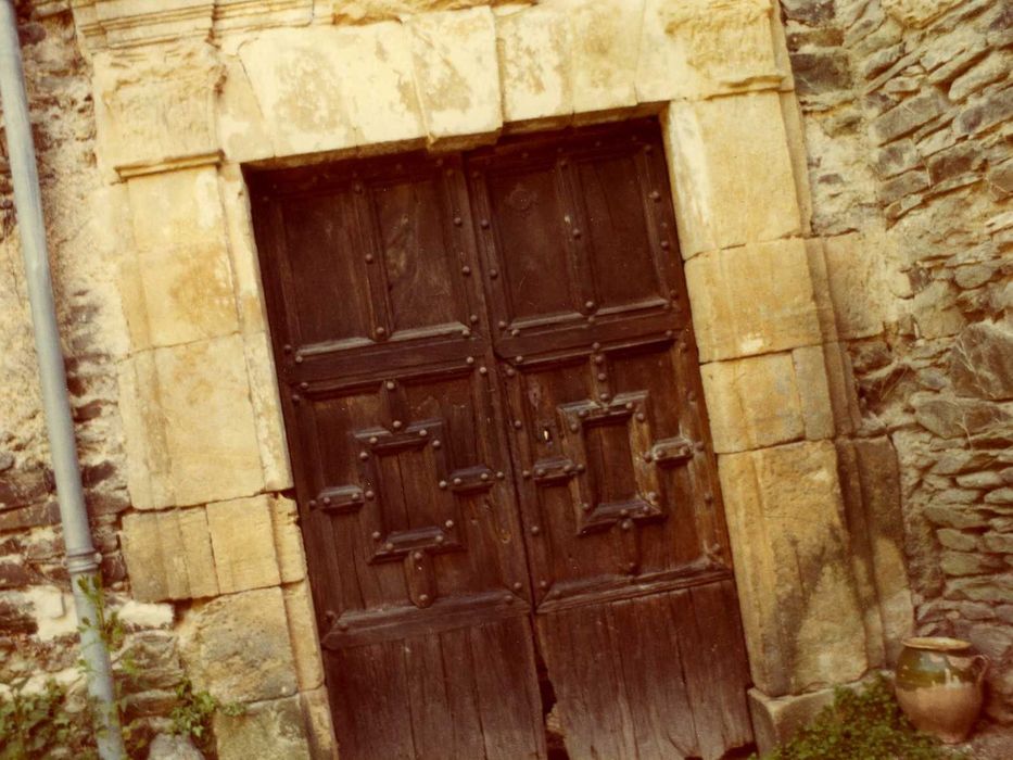 cour intérieure, façade ouest, vue générale de la porte d’accès au logis