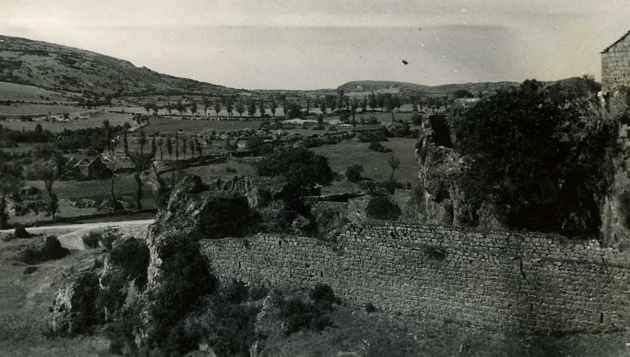 vue partielle des ruines des anciennes écuries