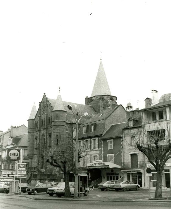 vue générale de l’église dans son environnement depuis le Sud-Ouest