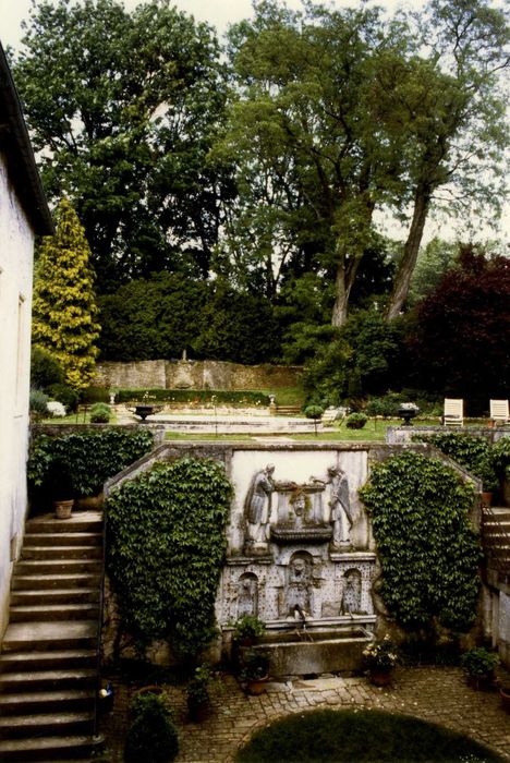 jardin, fontaine monumentale sur cour, vue générale