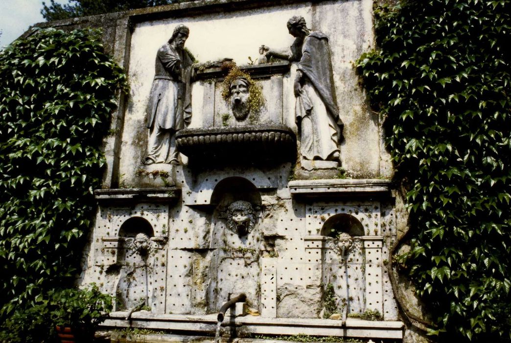 jardin, fontaine monumentale sur cour, vue générale