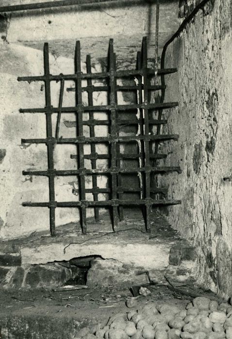 détail de la grille de la pièce donnant sur la salle du rez-de-chaussée de l’aile sud