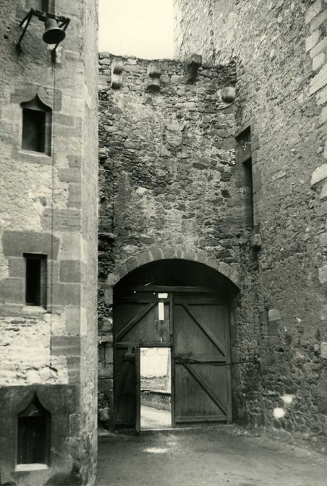 portail d’accès à la cour, élévation sud, vue générale