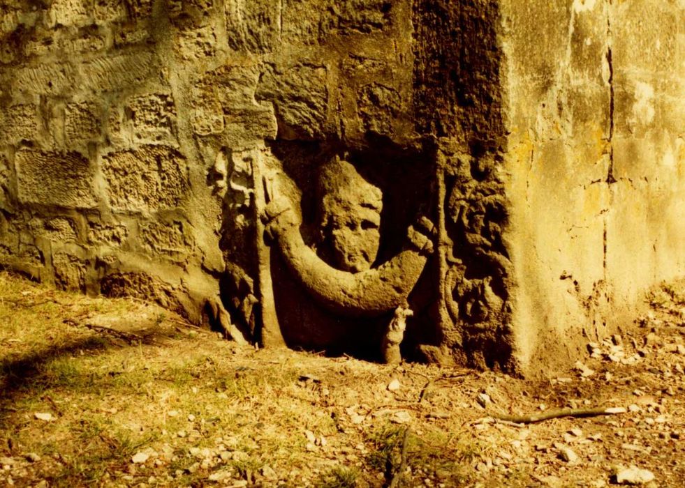 détail d’un haut-relief réutilisé au pied ouest du clocher