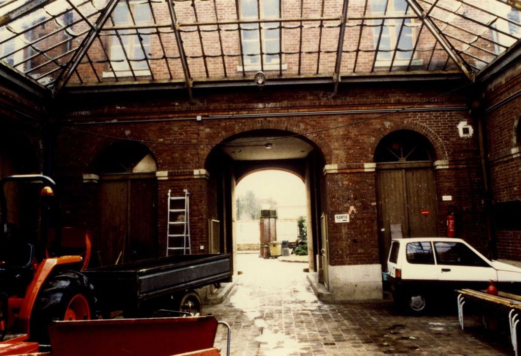 cour intérieure, vue partielle