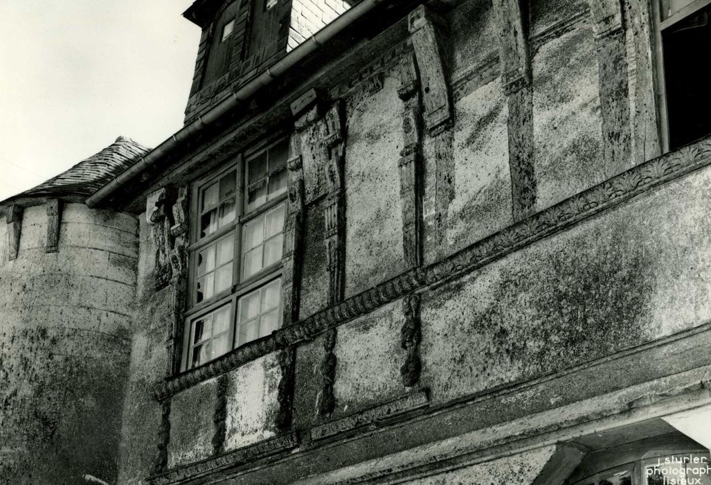 façade nord-est, détail des pans de bois sculptés