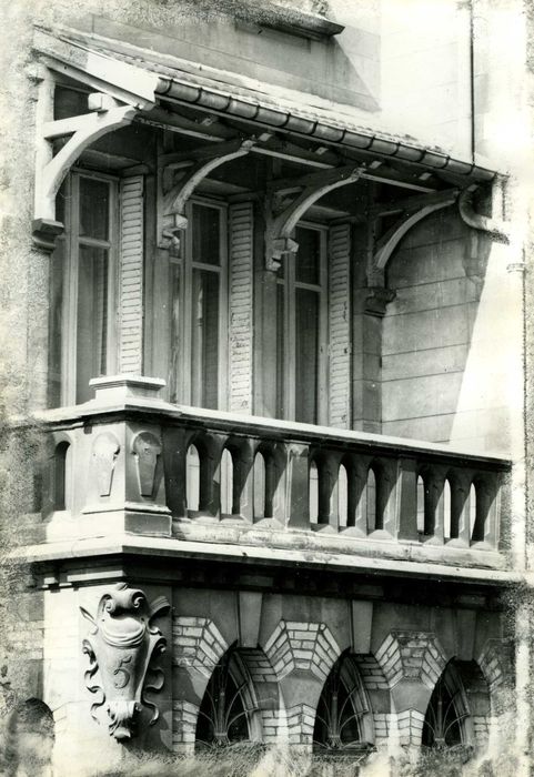 façade sur rue, détail du balcon du 1er étage