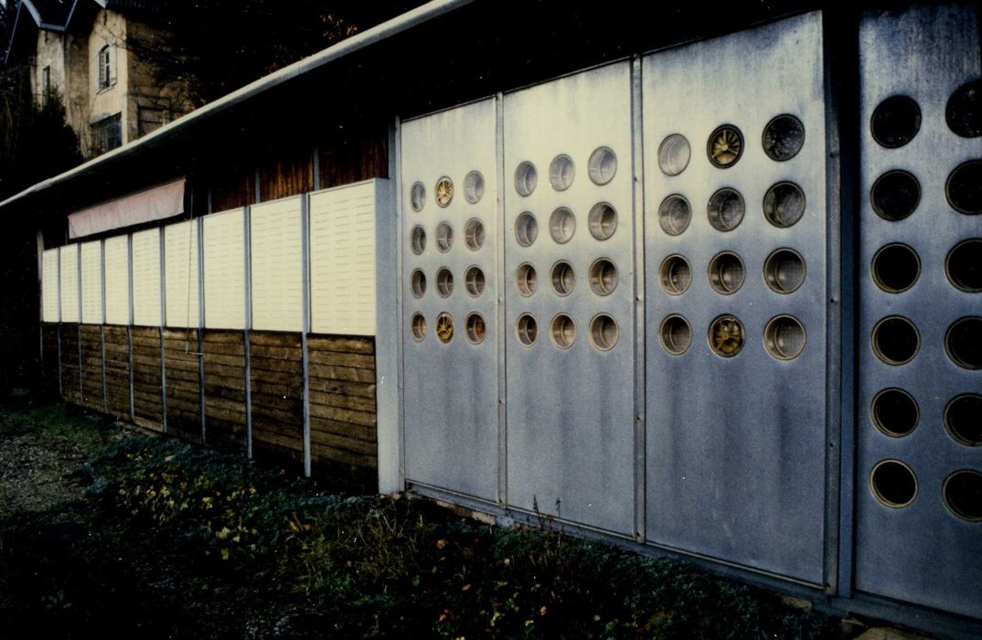 façade sud de la maison, vue partielle