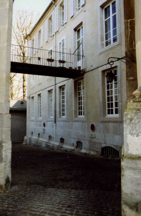 façade nord rue des Écuries, vue partielle