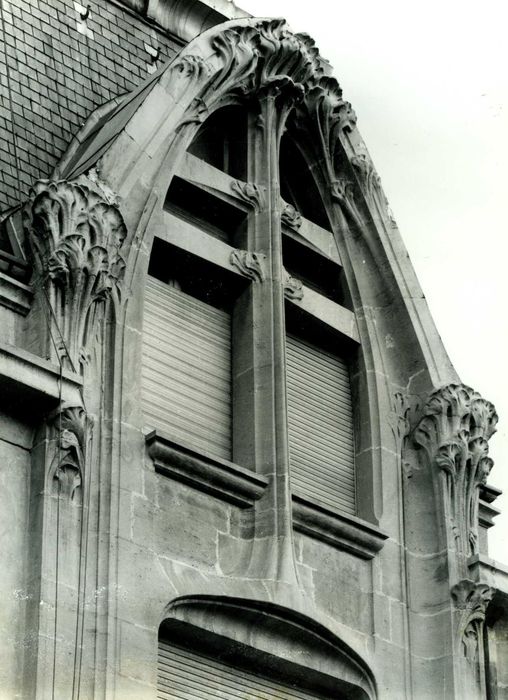 façade sur rue, détail d’une lucarne