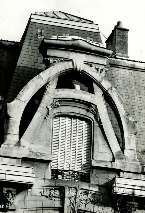 façade sur rue, détail de la lucarne