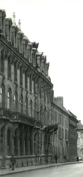 façade sur rue, vue partielle